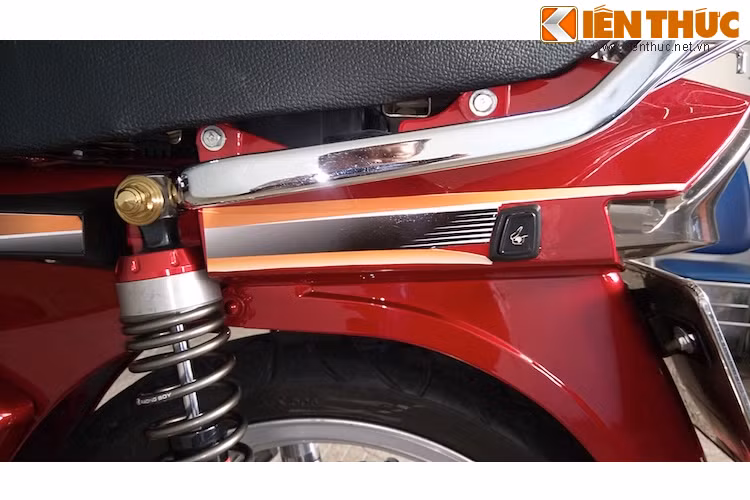 Thay vì dùng ổ khóa để mở yên, chiếc Dream này cũng đã được độ công tắc điện ở phía sau đầy tiện dụng.