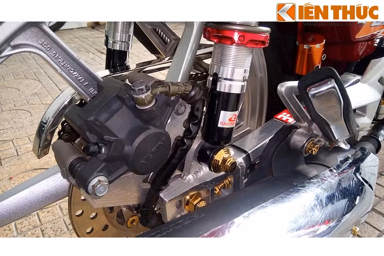 Hệ thống phanh sau của chiếc Dream cũng được nâng cấp lên phanh đĩa với heo và đĩa của Wave RSX, được chế pát nhôm CNC đặc biệt để dùng với gắp DBS. Cũng như bánh trước, bánh sau xe dùng vành CBR và lốp Michelin.