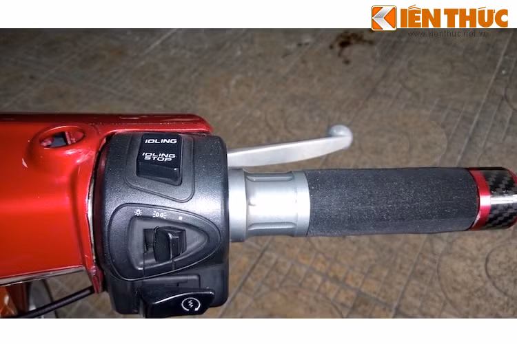 Cả hai bên cùm công tắc của chiếc xe đã được độ lại hoàn toàn, với các công tắc tương tự như xe SH, bổ sung thêm những chức năng của xe Honda hiện đại như đèn nháy xin vượt hay dừng chờ Idling Stop.