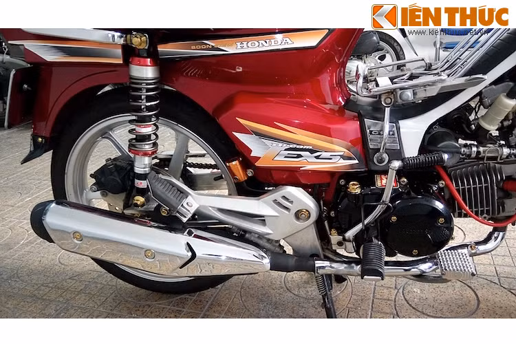 Trong khi phuộc trước của xe do Combiz sản xuất thì phuộc sau tới từ Racingboy - một hãng phụ tùng độ cho xe phân khối nhỏ rất phổ biến của Malaysia. Pô nguyên bản của xe được thay bằng pô Future 125 FI, đã được móc vách để cho âm thanh trầm ấm hơn.