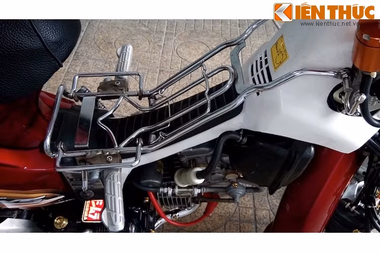 Phần yếm nguyên bản của chiếc Dream được cắt gọn và bao xung quanh bởi baga 10 ly cứng cáp, có tác dụng kẹp các tài liệu hay là dàn để chân hữu dụng khi cần chở trẻ em ngồi trước.