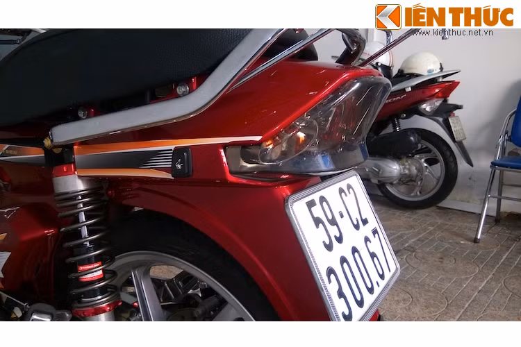 Đèn hậu phía sau của chiếc xe được thay bằng đèn LED loại thiết kế riêng cho Dream, được nhập về từ Malaysia.