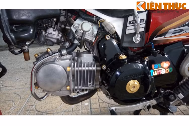 Ở dạng nguyên bản, Dream được trang bị động cơ 1 xi-lanh SOHC 100 cc, tuy nhiên bộ máy trên chiếc Dream kiểng này đã được chủ nhân nâng dung tích lên 125 cc.