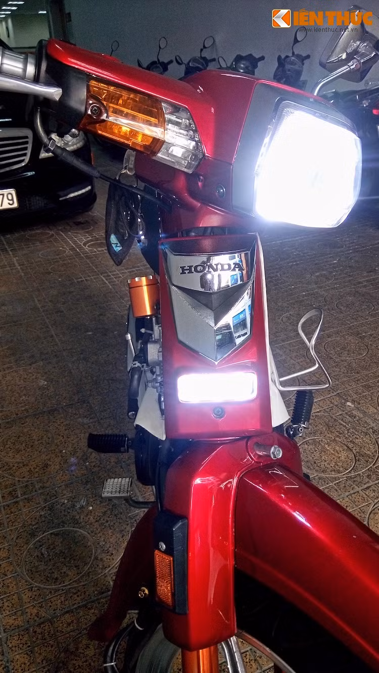 Không chỉ đẹp mắt và ấn tượng hơn, sau khi độ lại, chiếc Dream kiểng này còn sở hữu một loạt các tiện ích hiện đại, vốn tưởng chỉ có thể xuất hiện trên các dòng xe mới.