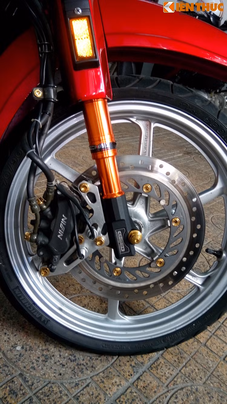 "Dàn chân" của chiếc xe được nâng cấp với phuộc USD Combiz, mâm kèm đĩa phanh CBR150R đời cũ với thiết kế 6 cánh khỏe khoắn và heo phanh Nissin từ xe phân khối lớn. Lốp Michelin Pilot Sporty khiến chiếc xe trở nên bám đường hơn.