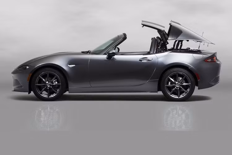 Kết cấu mui của MX-5 RF cũng rất độc đáo với toàn bộ phần sau được mở lên để có thể giấu gọn mui xếp cứng. Ngoài Mazda, chỉ có Porsche với dòng 911 Targa có thiết kế tương tự.