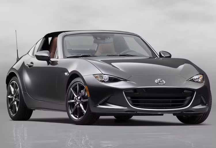 Tại triển lãm ôtô New York, Mazda đã gây bất ngờ khi giới thiệu mẫu xe mui trần mới Mazda MX-5 RF. Đây là phiên bản mới nhất của dòng xe mui xếp mềm nổi tiếng Mazda MX-5, nay đã bước sang thế hệ thứ 4.