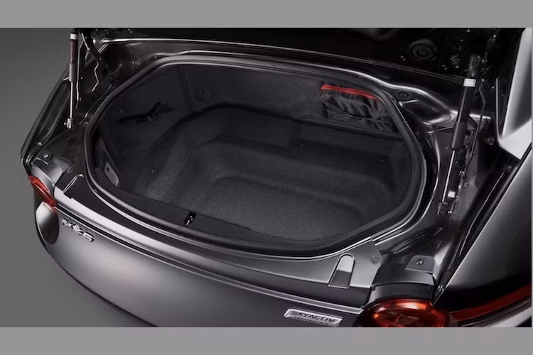 Nhờ có kết cấu mui độc đáo, khoang hành lý của xe vẫn hoàn toàn không bị thu hẹp, khác với chiếc MX-5 đời trước và nhiều dòng xe mui gập cứng khác.