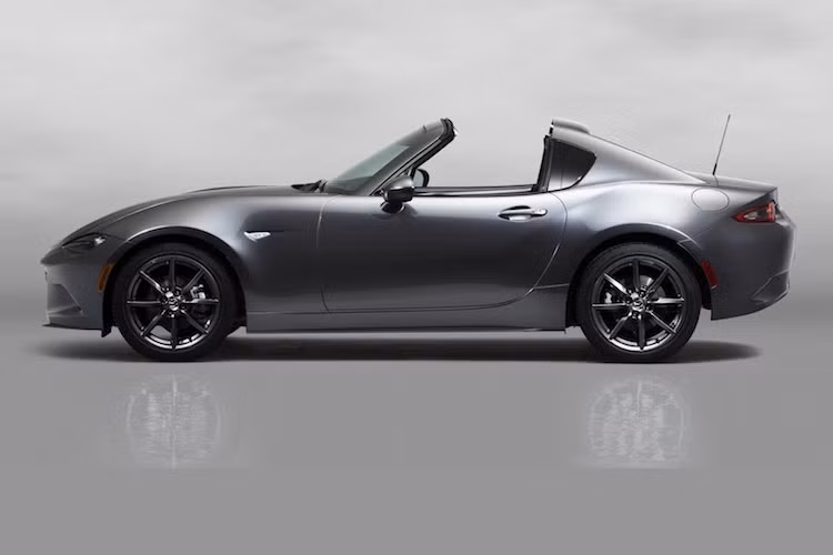 Điểm khác biệt lớn nhất của chiếc xe đó là thay vì mui xếp mềm, các kỹ sư Mazda đã trang bị cho MX-5 RF mui cứng dạng targa (phần sau mui xe vẫn có dạng kín, khi mui đóng lại chỉ có trần xe mở ra.