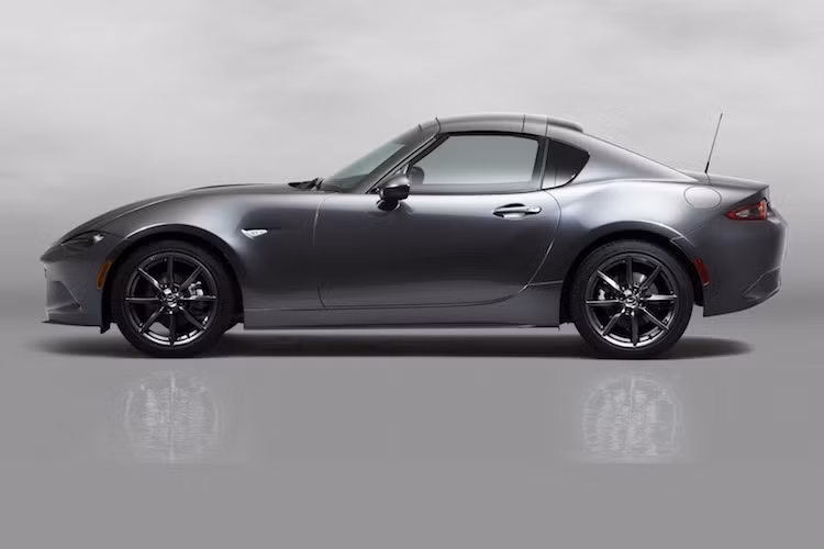 Cung cấp sức mạnh cho Mazda MX-5 RF vẫn là 1 trong 2 động cơ xăng phun nhiên liệu trực tiếp SKYACTIV-G gồm 1.5L và 2.0L, đi kèm hộp số sàn 6 cấp hoặc tự động 6 cấp. Công suất lần lượt là 140 mã lực và 200 mã lực.