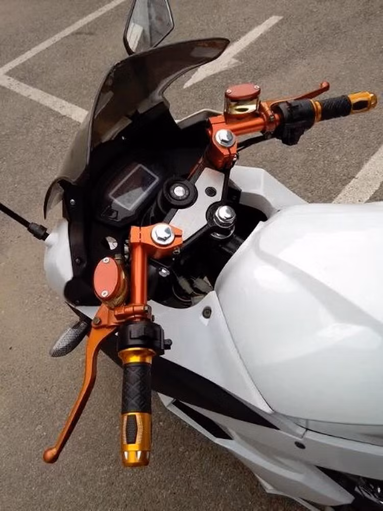 Để khiến chiếc xe trông cao cấp hơn, nhà sản xuất Trung Quốc còn trang bị nhiều chi tiết bằng nhôm rất hấp dẫn, "nhái" theo các hãng phụ tùng phân khối lớn nổi tiếng như tay lái clip-on, bao tay, bình dầu và kính chiếu hậu Rizoma.