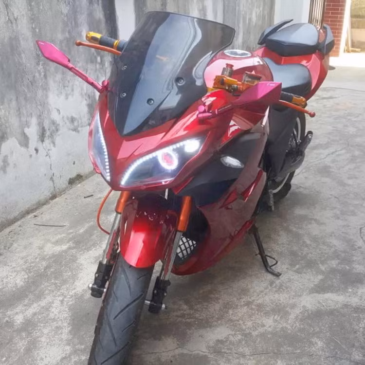 Dù được chia sẻ khá nhiều trên mạng, nhưng theo tìm hiểu của PV Kiến Thức, hiện nay chưa có mẫu xe máy điện phân khối lớn nào được nhập khẩu vào Việt Nam. Nếu như nhận thấy đủ nhu cầu, chắc chắn các thương nhân buôn xe máy điện sẽ tìm cách nhập hàng loạt những chiếc xe này và bán đại trà tại các cửa hàng.