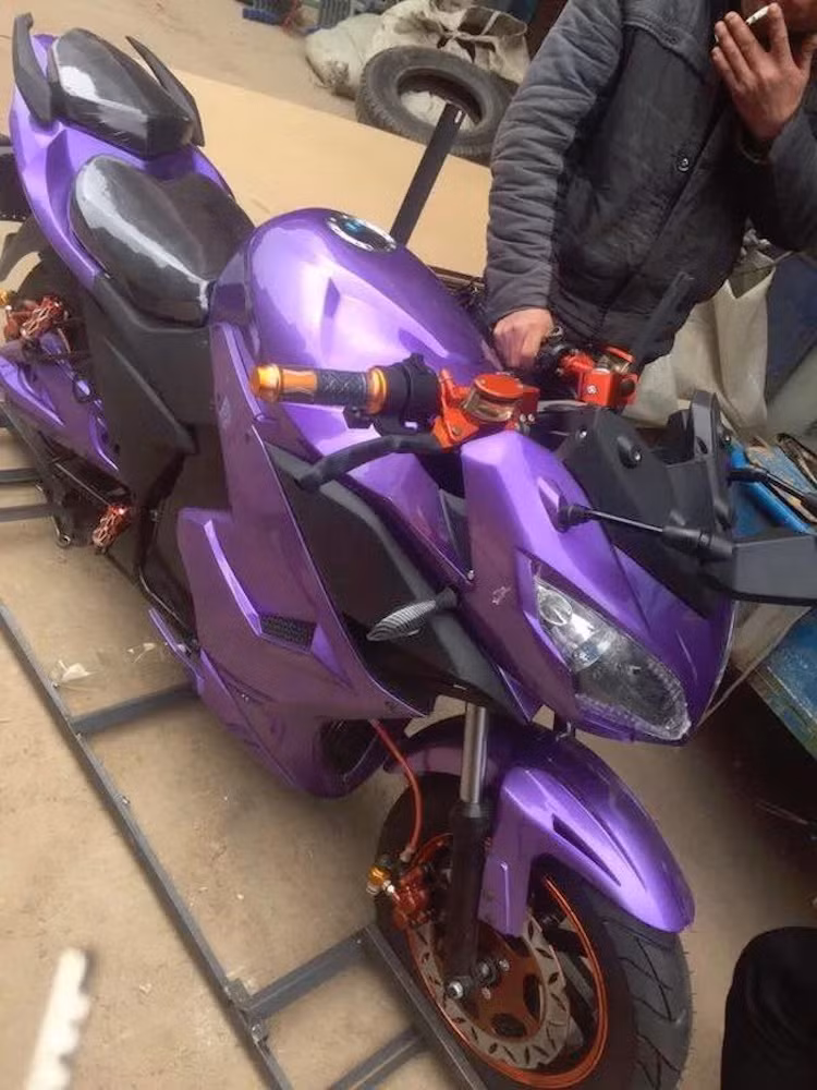 Trong đó, những hình ảnh về một mẫu môtô điện kiểu dáng sportbike đã được chia sẻ khá nhiều trên Facebook những ngày qua và khiến các bạn trẻ hào hứng quan tâm do có kiểu dáng đẹp và không cần bằng lái.