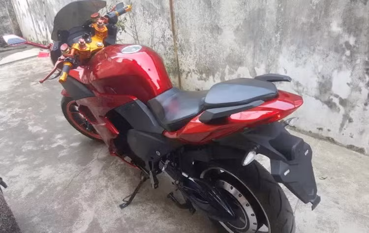 Về tổng thể, chiếc xe có kiểu dáng khá giống dòng Ninja 300 của Kawasaki.