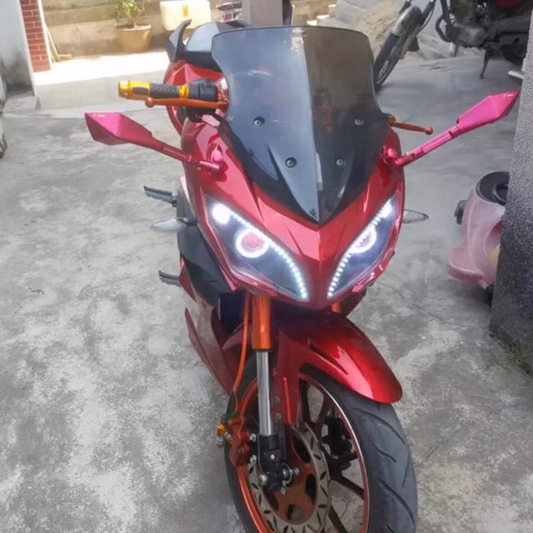 Không chỉ có phanh đĩa trước, mẫu xe này thậm chí còn có phuộc USD cao cấp - trang bị thậm chí còn chưa xuất hiện trên nhiều chiếc xe môtô phân khối lớn giá rẻ.