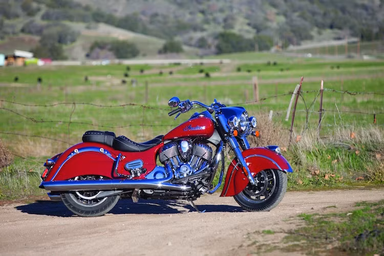 Với kính chắn gió và 2 thùng đồ với tổng dung tích 64l ở phía sau có thể dễ dàng tháo rời, Springfield có thể chuyển từ một mẫu xe đường trường touring cổ điển thành một chiếc bagger khỏe khoắn, phong cách.