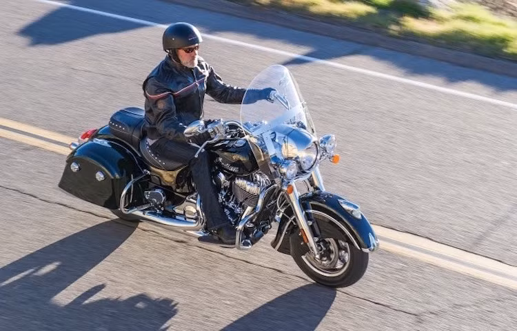 Được bán với 2 màu là đen và đỏ, mẫu môtô Springfield nhà Indian có giá khởi điểm 21.000 USD tại Mỹ.