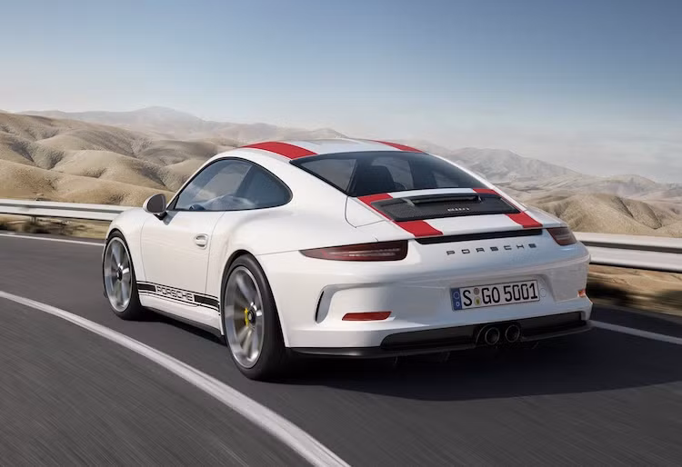 So với phiên bản 911 GT3 RS thể thao nhất, 911R vẫn có trọng lượng nhẹ hơn tới 50 kg và chỉ đạt 1370 kg. Hiện nay, 911R là mẫu xe nhẹ nhất thuộc dòng 911 đang được bán.