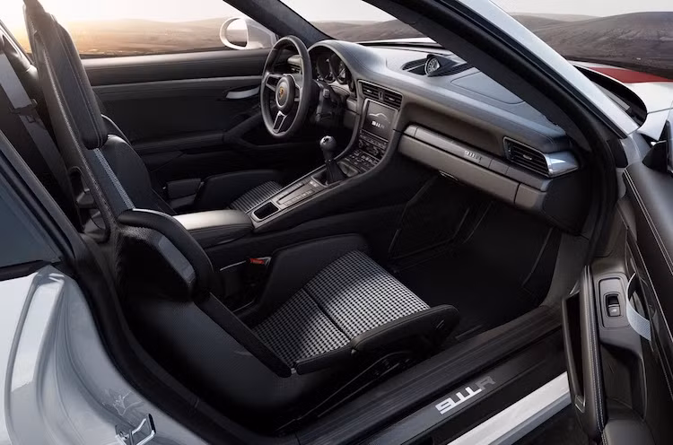 Để giảm trọng lượng xuống tối đa, Porsche đã sử dụng những dây đai làm tay nắm cửa. Các ghế ngồi được bọc vải với hoa văn Houndstooth cổ điển giống chiếc 911R từ năm 1967.