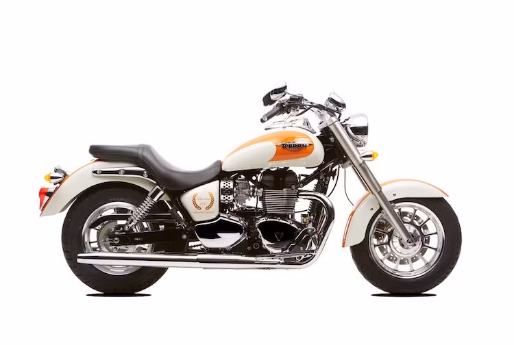 Trên thực tế, môtô Triumph America có tên đầy đủ là Bonneville America, ra mắt lần đầu từ năm 2002. Hiện chiếc xe đang có 2 phiên bản là America và America LT.