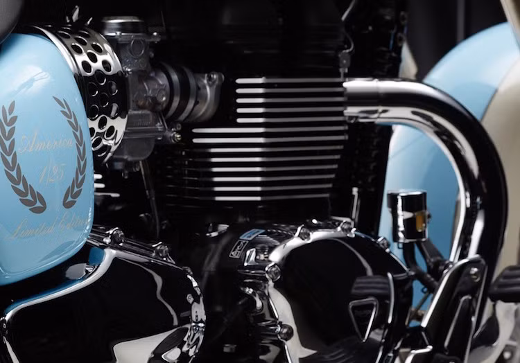 Dựa trên dòng Bonneville, cả hai phiên bản America đều sử dụng chung khối động cơ xi-lanh kép SOHC làm mát bằng gió với dung tích 865 cc và phun xăng điện tử.