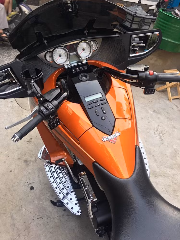 Trên chiếc Vision Tour 2015 này, chủ nhân của chiếc xe đã đặt toàn bộ các tùy chọn cao cấp và tiện dụng cho xe như dàn âm thanh hifi cao cấp, tay nắm có sưởi, giá để cốc... khiến xe trở thành một "salon bay" đầy đủ tiện nghi trên đường.