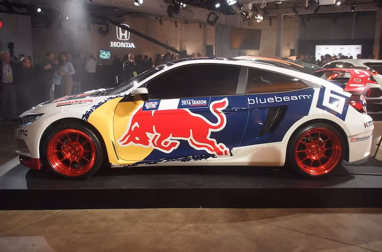 Ở hai bên thân xe, một khe hút gió mới được bố trí ở sau cửa nhằm làm mát dàn tản nhiệt mới được bố trí ở phía sau xe. Trong khu vực thi đấu kín của một giải đua rallycross, lượng gió làm mát động cơ xe ít hơn rất nhiều so với đường đua mở, chính vì vậy các hãng đều phải tìm cách lắp thêm tản nhiệt cho xe.