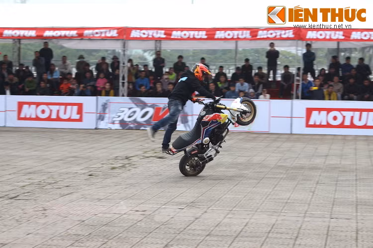 Trong đó, dòng minibike Honda MSX 125 được khá nhiều các stunter lựa chọn do có giá thành và giá phụ tùng thay thể rẻ, trọng lượng nhỏ, khả năng điều khiển linh hoạt nhờ có kích thước "mini"... Cao cấp hơn là những chiếc xe như Yamaha FZ-S hay KTM Duke.