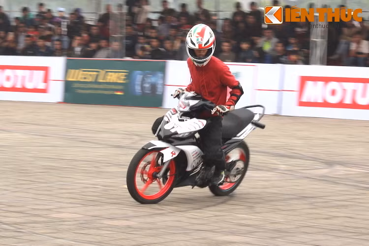 Chính vì vậy, cả 2 stunter sử dụng Exciter đều bỏ cuộc vào cuối ngày thứ 2 thi đấu sau khi nhận được số điểm thấp của ban giám khảo. Những kỹ thuật họ thực hiện thường là wheelie, burnout, drift và donut.