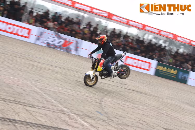 Về xe thi đấu, dù thể lệ tham gia không giới hạn về loại xe nhưng gần như tất cả các thí sinh đều sử dụng xe có khung dạng backbone, bình xăng nằm ở trước người lái.