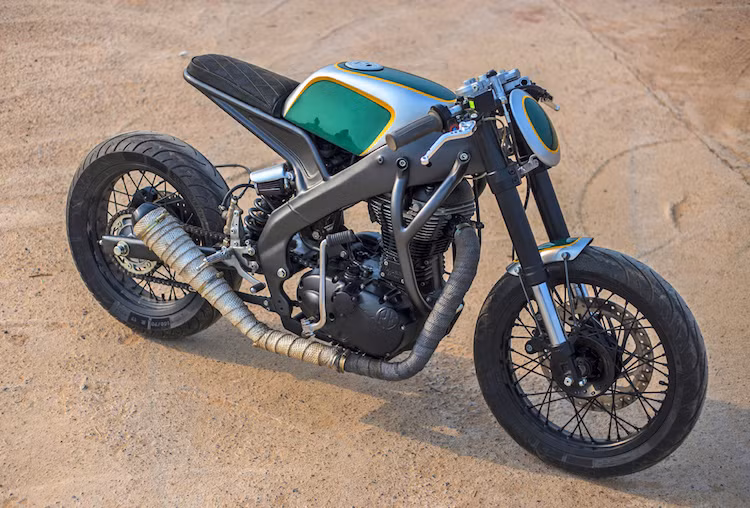 Người đứng đằng sau mẫu xe "lai" giữa dòng sportbike Yamaha R15 và mẫu môtô cổ điển Royal Enfield 535 này là Aseem Singh Pawar - một cậu sinh viên mới tốt nghiệp ở Ấn Độ. Nếu bạn đọc còn nhớ, chính Pawar cũng là "cha đẻ" của chiếc FS350 với khung KTM Duke và máy Yamaha RD350.