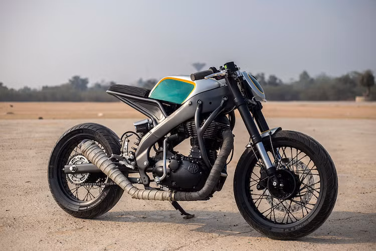 Bộ phuộc trước và sau WP, cùng với hệ thống phanh Bybre của chiếc xe được lấy từ KTM Duke 390, trong khi cặp vành nan từ chính chiếc Royal Enfield Continental GT. Sau khi "dựng thô" xong chiếc xe, Pawar đã lái nó trong 2 ngày trước khi lại tháo rời và sơn màu bạc/xanh đặc trưng của xe đua Anh Quốc.