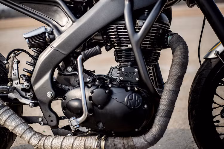 Do thời gian có hạn, Pawar buộc phải dựng lên chiếc xe mà không có động cơ. Tuy nhiên cuối cùng, thần máy mắn đã mỉm cười với Pawar khi anh được một người bạn ở Delhi giới thiệu tới một đại lý của Royal Enfield tại đây. Từ khi có động cơ, Pawar đã "chạy đua với thời gian" và làm việc với chiếc xe từ 10 giờ sáng tới đêm mỗi ngày.