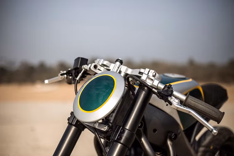 Đi theo chủ nghĩa tối giản và hướng tới hiệu năng tối đa, Tony 535 đã hoàn toàn không được trang bị đèn chiếu sáng, khiến hệ thống điện được rút gọn tối đa. Động cơ của chiếc xe cũng được độ lại với xi-lanh Wossner, cam cò, tay biên độ cùng ECU Power Commander, tất cả được đặt hàng từ Anh.