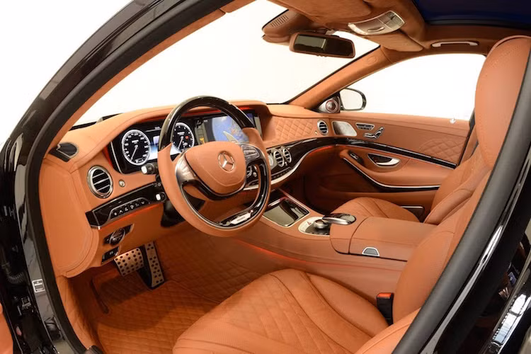 Không chỉ dừng lại ở bên ngoài xe, nội thất vốn đã sang trọng của Maybach S600 còn tiếp tục Brabus nâng cấp để trở nên sang trọng hơn nữa.