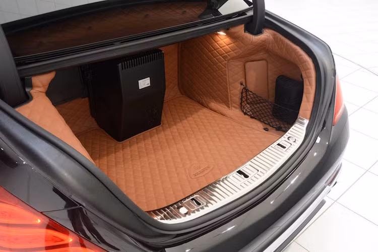 Case máy tính được bố trí ở phía sau khoang hành lý, tuy nhiên do Maybach S600 vốn có cốp rất rộng nên nó không gây ảnh hưởng nhiều tới khả năng chở đồ của xe.