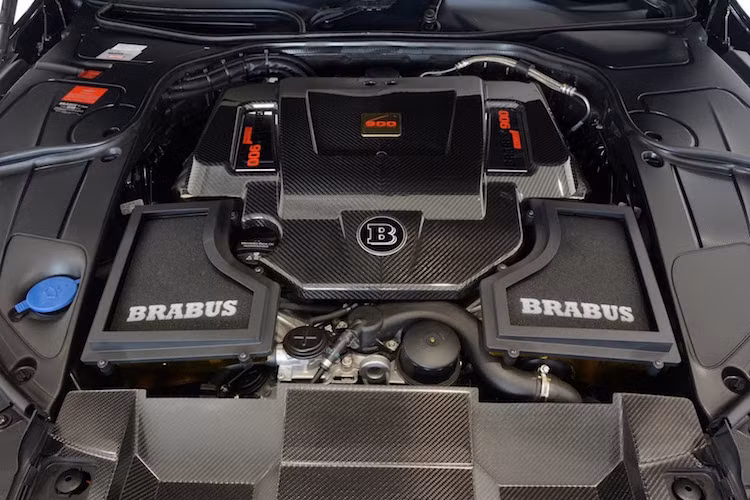 Chi tiết nâng cấp quan trọng nhất trên Rocket 900 Maybach đó là khối động cơ 6.0l V12 tăng áp kép, với công suất được nâng lên tới 900 PS và mô-men xoắn cực đại "khổng lồ" 1500 Nm.