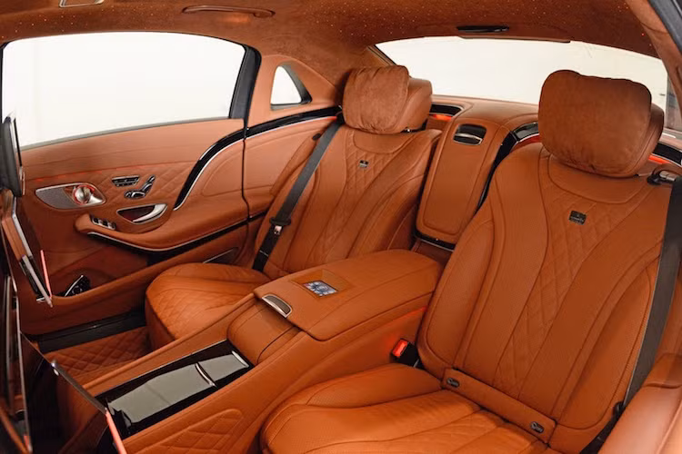 Những "fan" của dòng xe này có thể dễ dàng nhận ra những điểm mới ở hàng ghế sau như dàn đèn LED mô phỏng "bầu trời đầy sao" theo phong cách Rolls-Royce trên trần hay màn hình điều khiển cảm ứng trên bệ tì tay.