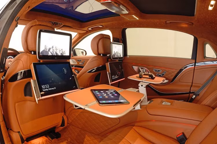 Với máy tính cấu hình "khủng", tay game và iPad được trang bị sẵn, nội thất của chiếc xe cũng có thể trở thành một "văn phòng di động" cho các VIP ngồi hàng ghế sau của xe.