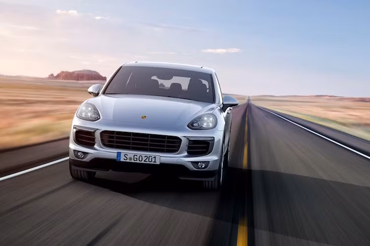 Theo Porsche, giao diện của hệ thống PCM mới sẽ "như smartphone", có cách hoạt động "rất trực quan". Người lái có thể điều khiển hệ thống thông qua các cử chỉ cảm ứng đa chạm hoặc cảm biến tiệm cận. Các kết nối được tích hợp sẵn của hệ thống PCM gồm Bluetooth, USB, thẻ SD và Apple Carplay.