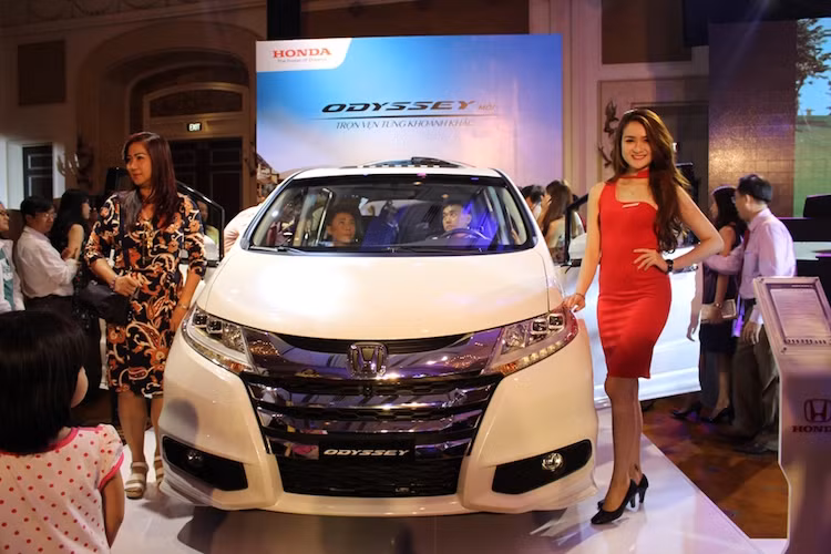 Với thiết kế dựa trên ý tưởng “Solid Streamline”, Honda Odyssey đạt được vừa có vẻ ngoài tinh tế và năng động trong khi vẫn chú trọng tới không gian cabin, tối đa hóa mục đích sử dụng và kiểu dáng thiết kế khí động học như một chiếc xe sedan.