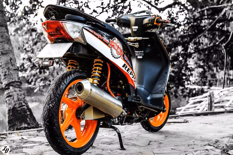 Pát biển số zin của chiếc xe Honda Dylan cũng được thay bằng pát rút ngắn, chỉ vừa đủ để gắn biển số.