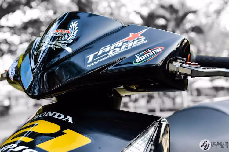 Toàn bộ dàn áo của chiếc xe đã được sơn tem đấu, trước khi dán bộ tem Repsol được chế riêng, dựa trên một phiên bản đặc biệt của xe trước đây.