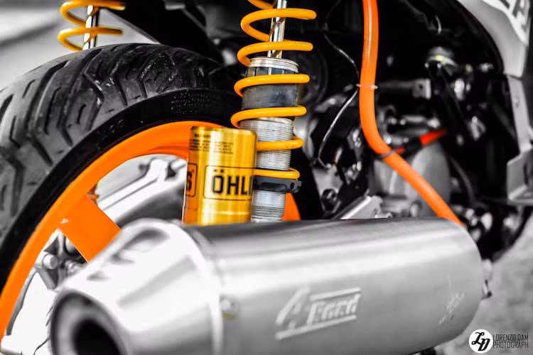 Ở phía sau, chiếc xe đã được nâng cấp lên phuộc Ohlins được thiết kế dành riêng cho Dylan, ngay bên cạnh là cây pô LeoVince 4 Road sử dụng cho xe ga.