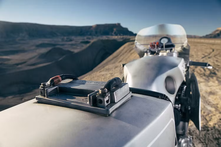 Do phần dưới ghế ngồi đã dành cho bình nitrous nên ắc quy của chiếc xe đã được chuyển về phía sau người lái và năm "lộ thiên".