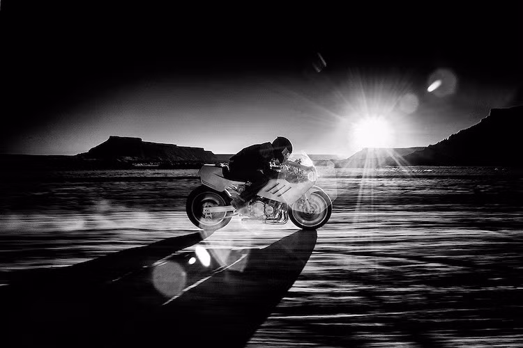 Từ một chiếc "xác nát" bị bỏ rơi, ICON Motosport đã "hồi sinh" chiếc GSX-R750 đời 1986 thành một mẫu xe đầy phong cách và mạnh mẽ, khiến nhiều biker phải mơ ước.