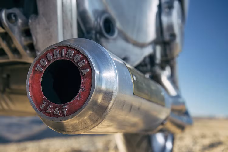 Kết thúc bản độ Major Tom là hệ thống ống xả "chế" từ cổ pô Vance &amp; Hines, với kết cấu 4 - to -1 và lon Yoshimura được làm từ đồng đúc.