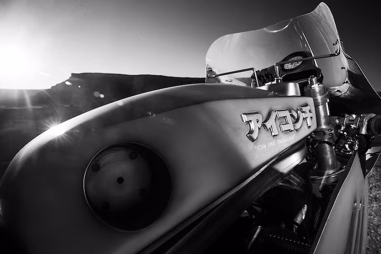 Bình xăng cũng là một chi tiết độc đáo của Major Tom, được chế từ bình zin của GSX-R750, hẹp hơn 3 inch và mất tới 3 tháng để hoàn thiện. Ở đầu bình là dòng chữ Nhật được cắt từ kim loại và hàn trực tiếp vào, với ý nghĩa là ICON 1000.