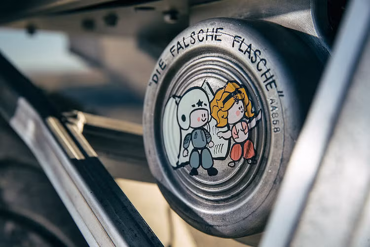 Tuy nhiên, hiệu năng của Major Tom lớn hơn xe nguyên bản rất nhiều nhờ có một bình nitrous đặt dưới ghế, giúp chiếc xe có thể tăng tốc tức thì chỉ với một nút bấm như những chiếc xe đua trong Fast &amp; Furious.