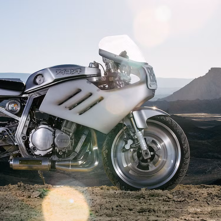 Được đem về trong tình trạng không chạy được, khối động cơ 4 xi-lanh của GSX-R750 cùng toàn bộ hệ thống điện đã được phục chế lại như mới.